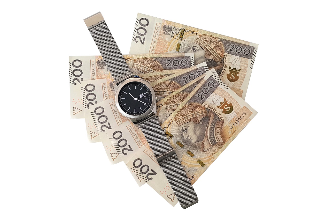 banknoty 200 złotych i zegarek
